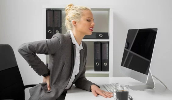Wie funktioniert rückenschonend Sitzen im Büro?